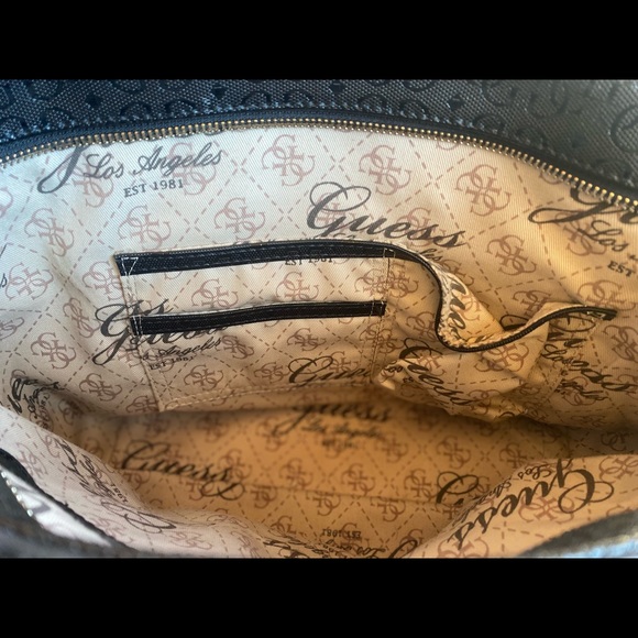 Guess Purse like new - Picture 4 of 7